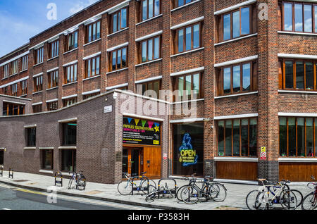Amnesty International HQ Headquarters at 25 New Inn Yard, London EC2A 3EA, also the Amnesty International Human Rights Action Centre Refugees Welcome Foto Stock