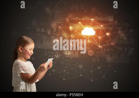 Adorabile ragazza che lavora su tablet con tecnologia cloud concept Foto Stock