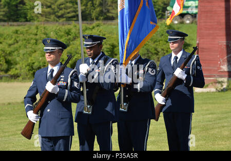 Il New York Air National Guard 106ª Rescue ala guardia d'onore preparare per pubblicare i colori presso il memoriale del quarantesimo anniversario del Jolly 85 a VFW post 1505, Keeseville, N.Y., 13 giugno 2018. Il 13 giugno 1978, un HH-3E Jolly gigante verde elicottero dall'102º Aerospace Rescue and Recovery Gruppo ora la 106ª Rescue ala in West Hampton Beach N.Y., stava tornando alla base dopo la formazione a Plattsburgh Air Force Base, N.Y. Dopo aver incontrato condizioni atmosferiche avverse, i sette membri ruotato indietro a Plattsburgh, ma con bassa visibilità, la HH-3E colpire il Trembleau montagna appena al di sotto del suo picco. (U.S. Aria Nati Foto Stock