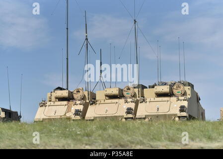 Arkansas' aiutante generale, il Mag. Gen. Mark H. Berry, visite Arkansas di soldati a Camp Guernsey, Wyoming durante un multi-campo dello stato di formazione di artiglieria esercizio operazione denominata Western sciopero. Vari elementi dall'Arkansas esercito Guardia Nazionale erano presenti a Camp Guernsey per l'esercitazione. (U.S. Esercito nazionale Guard photo by Staff Sgt. Kelvin M. verde) Foto Stock