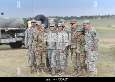 Arkansas' aiutante generale, il Mag. Gen. Mark H. Berry, visite Arkansas di soldati a Camp Guernsey, Wyoming durante un multi-campo dello stato di formazione di artiglieria esercizio operazione denominata Western sciopero. Vari elementi dall'Arkansas esercito Guardia Nazionale erano presenti a Camp Guernsey per l'esercitazione. (U.S. Esercito nazionale Guard photo by Staff Sgt. Kelvin M. verde) Foto Stock