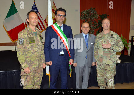 Da sinistra, Base Italiana Commander Col. Umberto D'Andria, principali di Vicenza Francesco Rucco, Dott. Città di Vicenza Prefetto Umberto guidato e USAG Italia Garrison Commander Col. Erik M. Berdy guarnigione Italia, posa per una foto di gruppo prima della celebrazione dell'U.S. Esercito 243celebrazione di compleanno presso il Golden Lion, Vicenza, Italia, 14 giugno 2018. Alla manifestazione hanno partecipato il mio locale di funzionari italiani per rafforzare ulteriormente la militari e civili di partenariati in Veneto. (U.S. Esercito foto di Antonio Bedin) Foto Stock