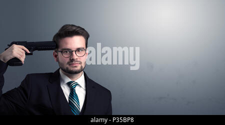 Giovane imprenditore perso l uomo riprese la sua testa con la pistola Foto Stock