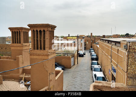 Yazd, Iran - Marzo 23, 2018: Badgirs, windcatchers sul tetto nella città vecchia Foto Stock