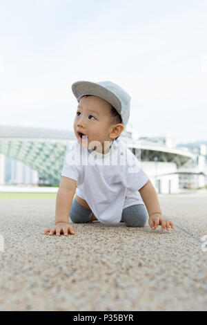 Asian bimbo gattona in posizione di parcheggio Foto Stock