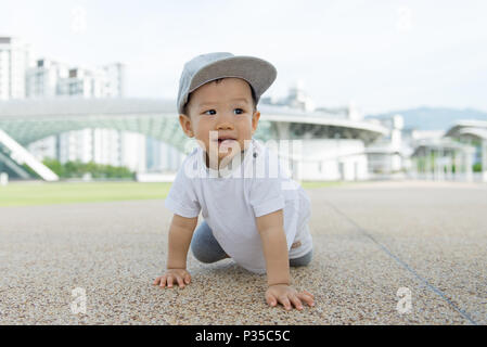 Asian bimbo gattona in posizione di parcheggio Foto Stock