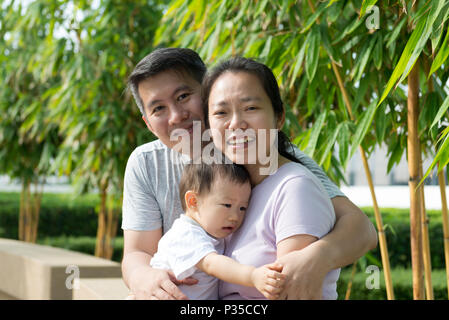 Giovani asiatici famiglia cinese per esterno Foto Stock