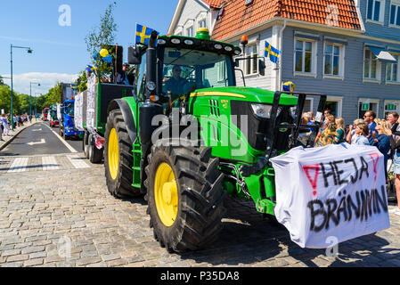 Ronneby, Svezia - 15 Giugno 2018: diploma di scuola secondaria superiore il giorno di graduazione. Processione dei veicoli che sfilano per le strade con la laurea studenti su Foto Stock