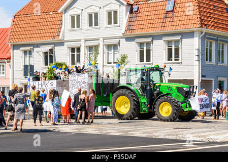 Ronneby, Svezia - 15 Giugno 2018: diploma di scuola secondaria superiore il giorno di graduazione. Processione dei veicoli che sfilano per le strade con la laurea studenti su Foto Stock