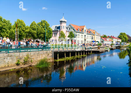 Ronneby, Svezia - 15 Giugno 2018: diploma di scuola secondaria superiore il giorno di graduazione. Processione dei veicoli che sfilano per le strade con la laurea studenti su Foto Stock