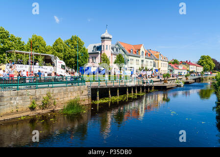 Ronneby, Svezia - 15 Giugno 2018: diploma di scuola secondaria superiore il giorno di graduazione. Processione dei veicoli che sfilano per le strade con la laurea studenti su Foto Stock