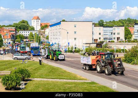 Ronneby, Svezia - 15 Giugno 2018: diploma di scuola secondaria superiore il giorno di graduazione. Processione dei veicoli che sfilano per le strade con la laurea studenti su Foto Stock
