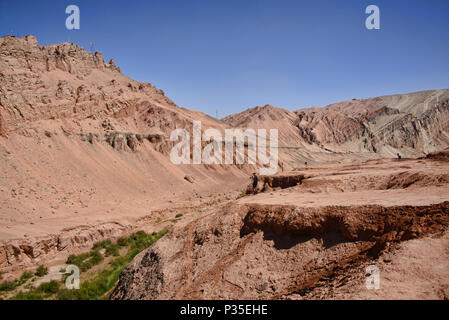 Spettro di colori nelle Montagne in fiamme, Turpan, Xinjiang, Cina Foto Stock