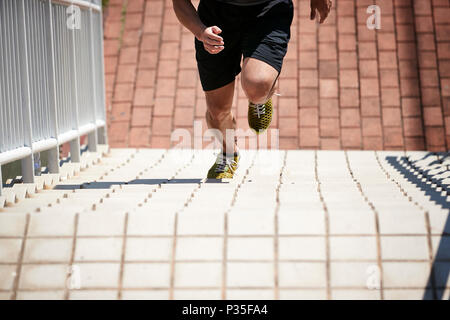 Giovani asiatici maschio adulto atleta utilizzando fasi di velocità del treno e di forza. Foto Stock