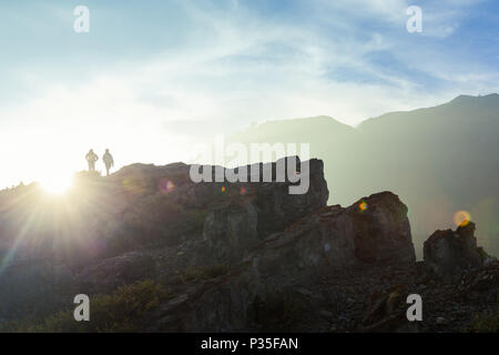 Gli escursionisti a piedi lungo il bordo della Ijen cratere del vulcano su Java, Indonesia Foto Stock