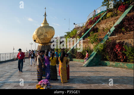 Kyaikto, Myanmar, pellegrino sulla Golden Rock con la Pagoda Kyaiktiyo Foto Stock