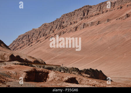 Spettro di colori nelle Montagne in fiamme, Turpan, Xinjiang, Cina Foto Stock