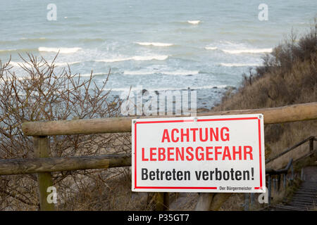 Breege, in Germania, in segno di avvertimento sulla ripida costa di Cape Arkona Foto Stock