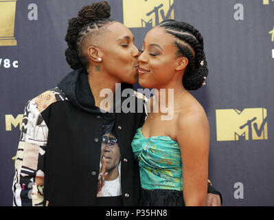 Lena Waithe, sinistro e la sua fidanzata, Alana Mayo frequentando il 2018 MTV Movie e TV Awards tenutosi presso la Barker Hangar a Los Angeles, Stati Uniti d'America. Foto Stock