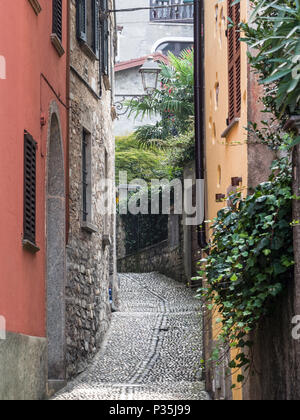 Le strette viuzze di un borgo lombardo affacciato sul lago di Como, Italia Foto Stock