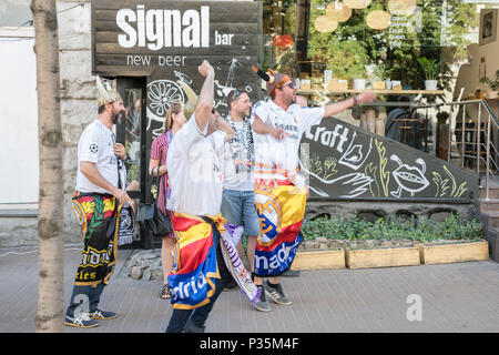 KIEV, UCRAINA - 26 maggio 2018. Gli appassionati di calcio di festeggiare la vittoria del loro team Foto Stock
