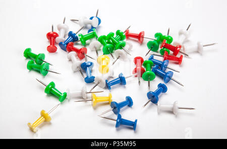 Set di perni a pressione in diversi colori su sfondo bianco Foto Stock