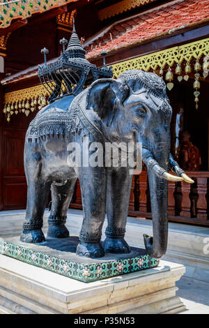 Statua di elefante in Wat Prathat Doi Suthep, Chiang Mai provincia, nel nord della Thailandia. Foto Stock