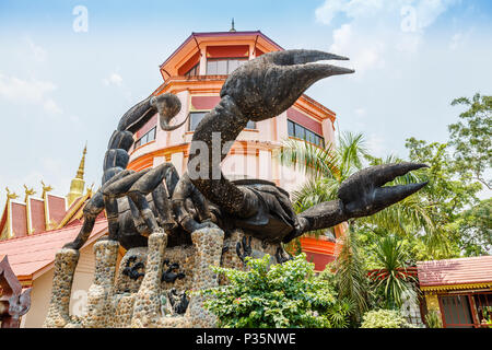 Statua del Grande scorpion in Wat Phra That Doi Wao, Scorpion tempio di Mae Sai, provincia di Chiang Rai, Thailandia Foto Stock