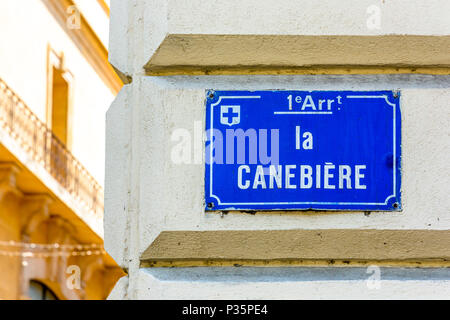 Vista ravvicinata del nome della strada segno di da Canebiere, la storica high street e il viale più famoso di Marsiglia, Francia, montato su un angolo della Foto Stock