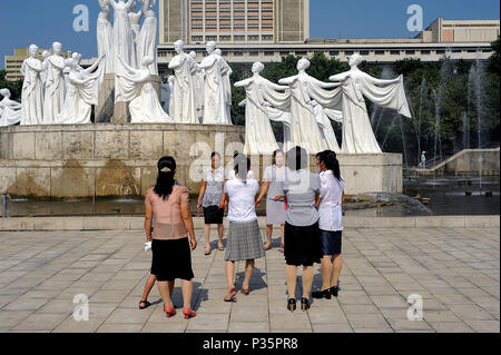 Pjoengjang, Corea del Nord, donne in Mansudae fontana park Foto Stock