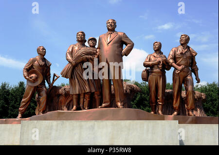 Nampo, Corea del Nord, statue di bronzo intorno a Kim Il-Sung Foto Stock