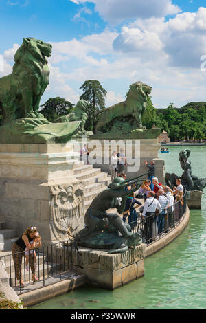 Il parco del Retiro di Madrid, vista sulle persone in estate raccolte sul Monumento Alfonso xii accanto al lago nel Parque del Retiro, Madrid, Spagna. Foto Stock