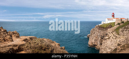 Incredibile faro sul litorale roccioso di Capo San Vincenzo, Portogallo Foto Stock