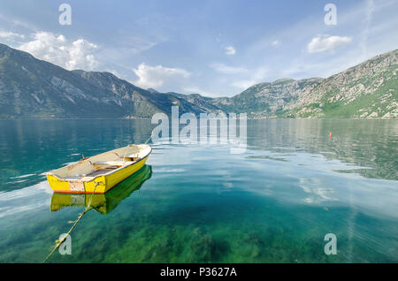 Tradizionale barca gialla da pesca sulla Baia di Cattaro Foto Stock