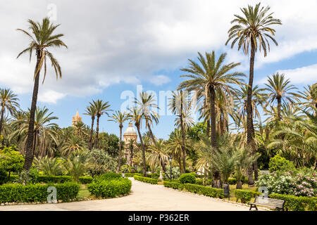 Villa Bonanno, il giardino pubblico nel centro della città di Palermo, Sicilia, Italia. Prende il nome dal sindaco di Palermo, Pietro Bonanno. Torre dell Arcidiocesi di P Foto Stock