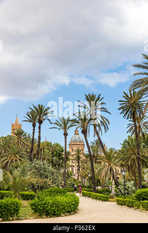 Villa Bonanno, il giardino pubblico nel centro della città di Palermo, Sicilia, Italia. Prende il nome dal sindaco di Palermo, Pietro Bonanno. Torre dell Arcidiocesi di P Foto Stock