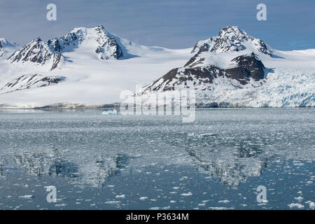 Norvegia Isole Svalbard, Spitsbergen, ghiacciaio Lillehook aka Lilliehookbreen. Foto Stock