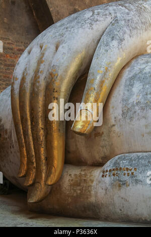 Il Buddha Phra Achana mano con foglie d'oro utilizzato come offerte, Wat Si Chum, Sukhothai Historical Park, Thailandia. L'immagine verticale. Foto Stock