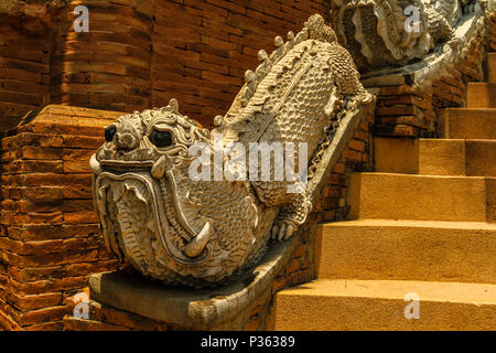 Statua di una mamma, animale mitologico di Wat Prathat Doi Suthep, Chiang Mai provincia, Thailandia Foto Stock