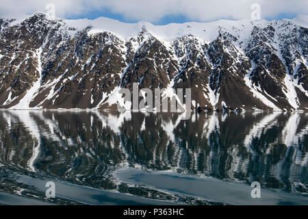 Norvegia Isole Svalbard, Spitsbergen. Fiordo di vista riflessioni vicino ghiacciaio Lillehook aka Lilliehookbreen. Foto Stock