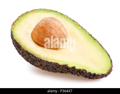 Tagliate a fette di avocado hass percorso isolato Foto Stock