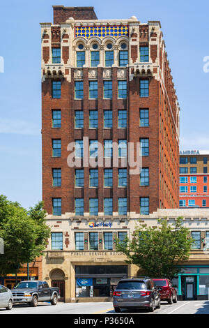 ASHEVILLE, NC, Stati Uniti d'America-10 18 giugno: Il 1929 pubblico mattone di edificio di servizio quali funzioni Neo-Spanish romanico marocchina e terra-cotta disegni. Foto Stock