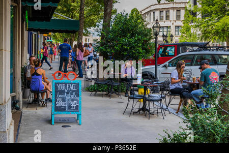 ASHEVILLE, NC, Stati Uniti d'America-10 GIUGNO 18: mangiare e socializzare su una soleggiata domenica su Battery Park Ave. Foto Stock