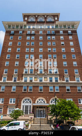 ASHEVILLE, NC, Stati Uniti d'America-10 18 Giugno: il Battery Park hotel edificio, ora serve come cittadini senior' apartments. Foto Stock