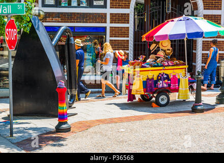 ASHEVILLE, NC, Stati Uniti d'America-10 18 giugno: un venditore ambulante offre cappelli, e l'estate tops su una soleggiata giornata estiva. Foto Stock