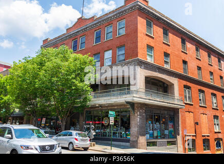 ASHEVILLE, NC, Stati Uniti d'America-10 18 giugno: L'edificio MALAPROPS BOOKSTORE, su Haywood San, nel centro cittadino di Asheville. Foto Stock