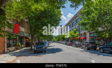 ASHEVILLE, NC, Stati Uniti d'America-10 18 giugno: un soleggiato Haywood San su un inizio di estate Domenica. Foto Stock