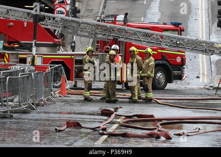 I vigili del fuoco continuano a smorzare verso il basso a seguito dell'incendio presso la Glasgow School of Art (GSA) nello storico edificio di Mackintosh a Glasgow. Foto Stock