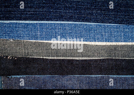 Abstract differenti jeans strappati strisce sullo sfondo di texture. Jeans texture. Jeans rigato sfondo. Jeans Denim texture. Foto Stock