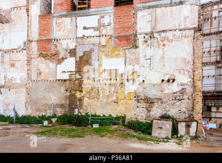 Demolito palazzo in Malaga, vecchio muro con blocchi di appartamenti.Malaga, Spagna. Foto Stock